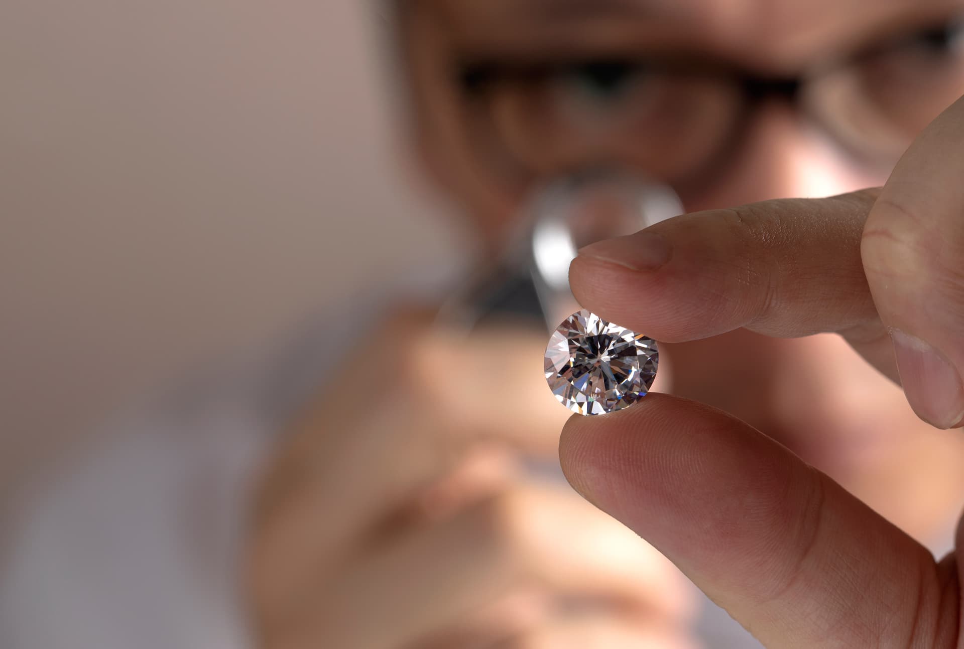 Gemmologische Untersuchung von Diamanten in Luxemburg